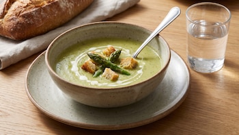 Receta de sopa de espárragos cremosa, rápida y fácil