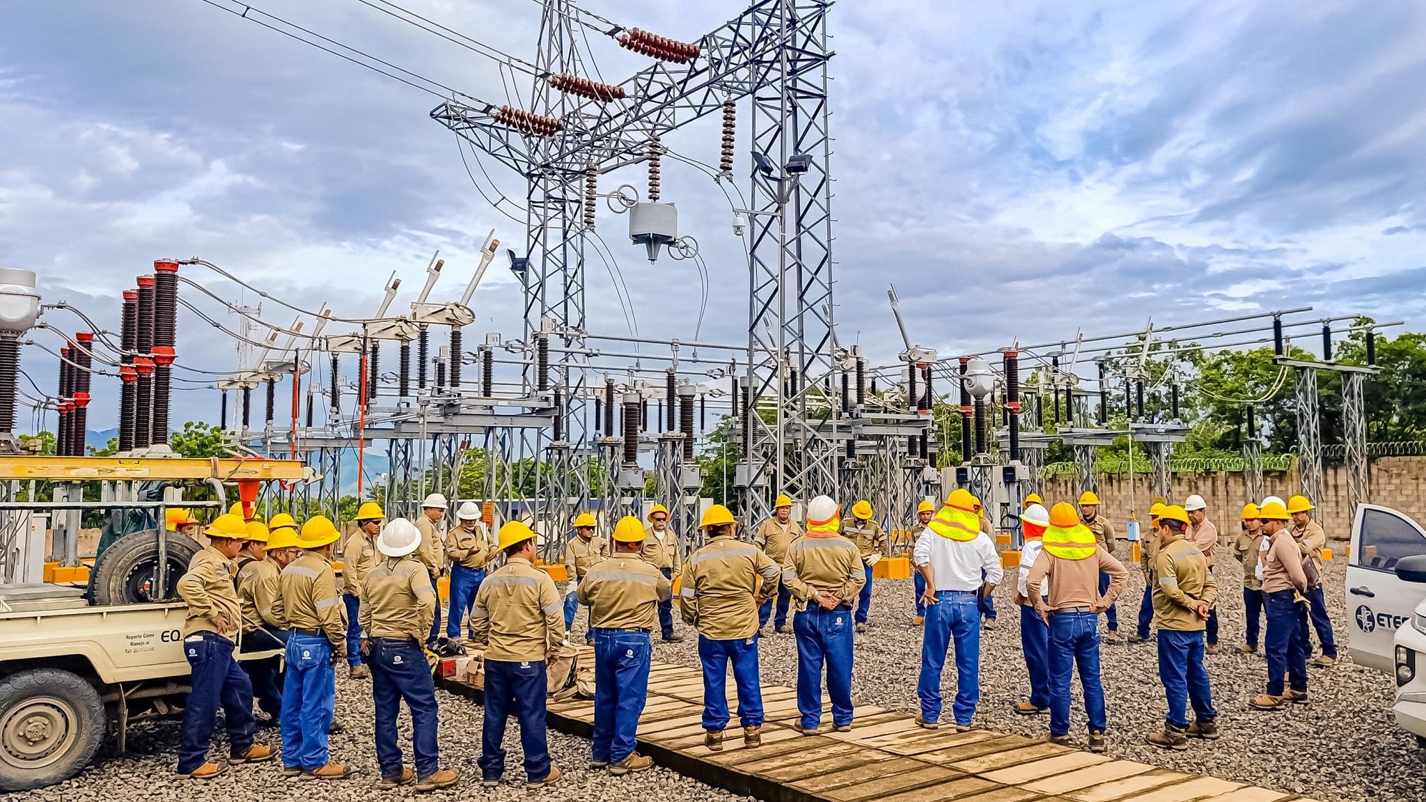 Equipos de mantenimiento realizan inspecciones en la red eléctrica para garantizar la continuidad del servicio. /(Foto cortesía ETESAL)