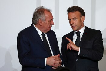 Macron junto a François Bayrou,