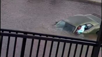 El conductor quedó atrapado unos