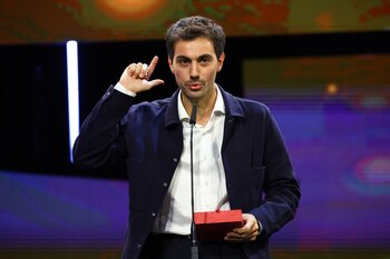 El director Francisco Lezama recibiendo