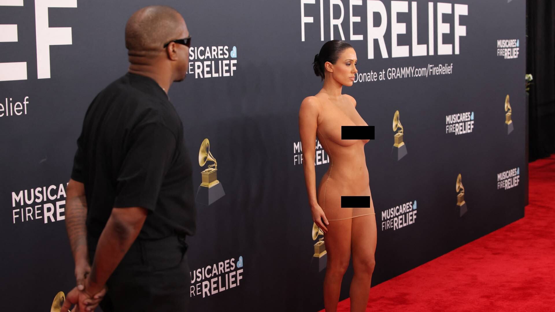 Kayne West le pagó 120 mil dólares a Bianca Censori para posar semidesnuda en la alfombra roja de los Premios Grammy 2025. (REUTERS)