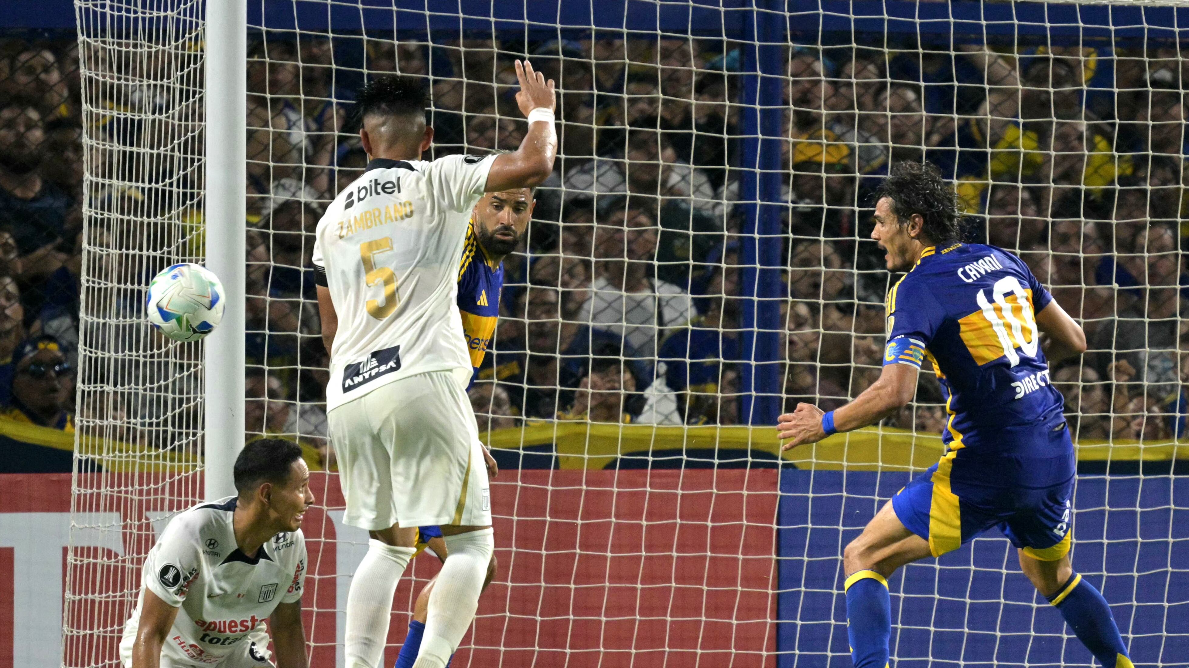 La falla de Edinson Cavani ante Alianza Lima en La Bombonera hizo que Boca Juniors se pierda el gol del triunfo y avance en la Copa Libertadores 2025. - créditos: JUAN MABROMATA / AFP