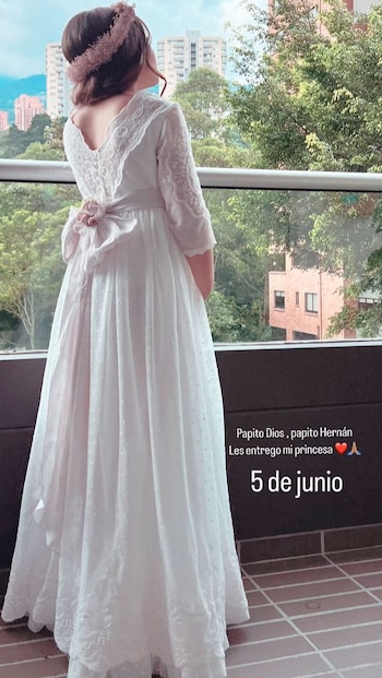 El vestido que usó Salomé Rodriguez en su primera comunión. Imagen: original tomada de @danielaospina.