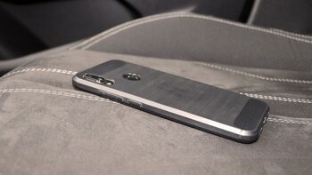 Un teléfono celular pesa unos