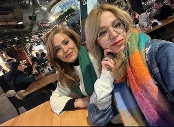 Robina Aminian, a la derecha,