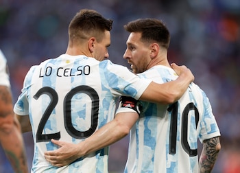 Giovani Lo Celso junto a