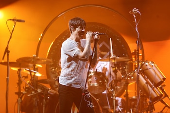 Anthony Kiedis y Shane Powers lanzaron una marca de café enlatado, cuyo cold brew ofrece 236 miligramos de cafeína por lata de 236 mililitros (REUTERS)