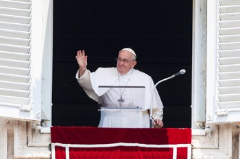 El Papa Francisco dirige la oración del Ángelus desde su ventana en el Vaticano, el 18 de junio de 2023. REUTERS/Yara Nardi
