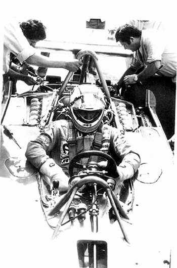 A la derecha aparece Rolando