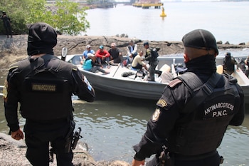 Durante el operativo fueron asegurados 52 bultos tipo tulas, que serán analizados para determinar la cantidad y tipo de droga./ (PNC de Guatemala)