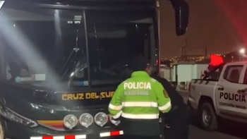 Atacan a balazos a bus interprovincial en la Panamericana Norte: dos sujetos dispararon desde una motocicleta