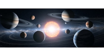 Ilustración espacial realista de una estrella central brillante con múltiples exoplanetas de varios tamaños girando, algunos con anillos, sobre un fondo estelar.