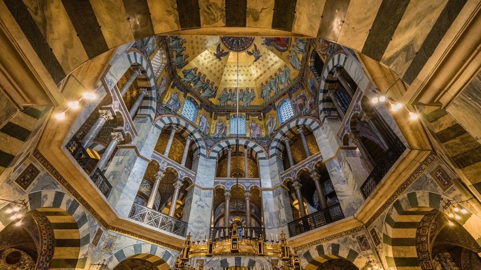 La Capilla Palatina, consagrada en 805, destaca por su diseño octogonal y su influencia bizantina y romana en la arquitectura religiosa europea (foto: Wikipedia)