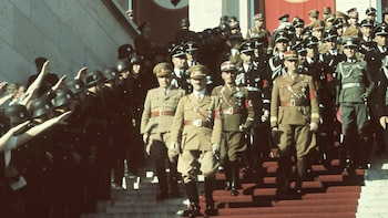 Adolf Hitler con oficiales nazis