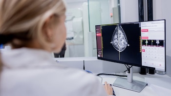 Investigadores de Salamanca descubren que un fármaco para cortar la lactancia tras el parto reduce el riesgo de cáncer de mama