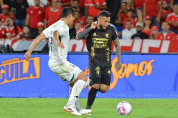 En imagen Duván Vergara del América de Cali, encarando a Jorge Arias de Millonarios - crédito Jorge Orozco/El País-Colprensa