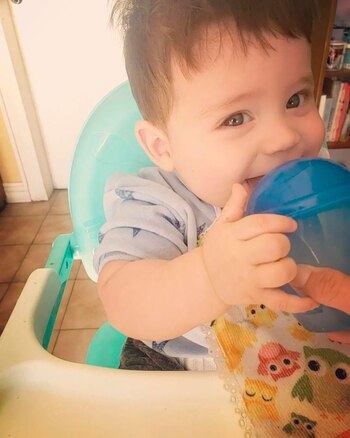 El pequeño Emilio toma clases