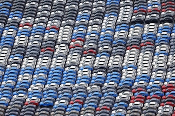 Vehículos estacionados para su exportación en el puerto de Yokohama, cerca de Tokio, el 1 de agosto de 2025 (Takuto Kaneko/Kyodo News vía AP/Archivo)