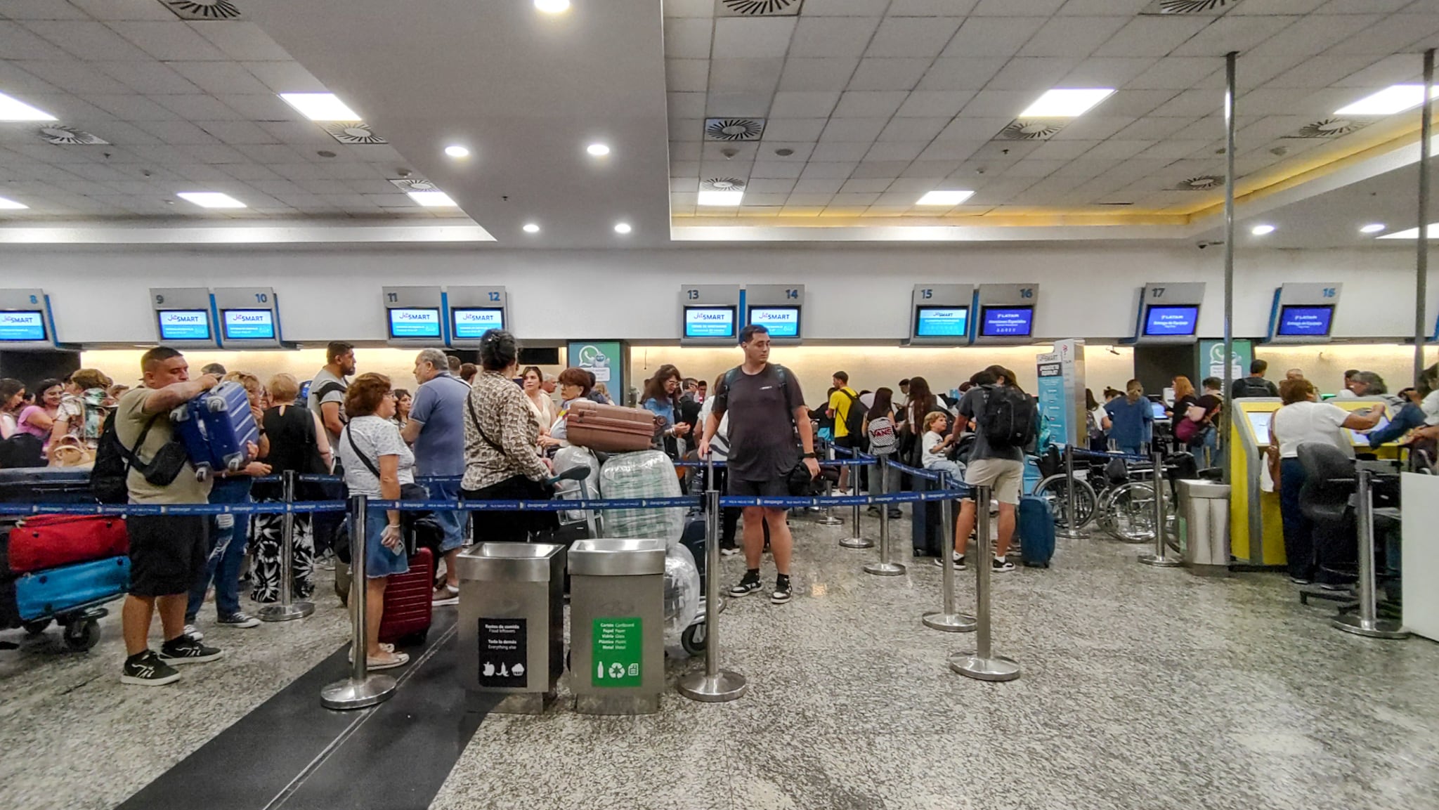 Las autoridades activaron el protocolo de alerta roja, prohibiendo la carga de combustible y el movimiento de aviones en pista hasta las 19.15 (Adrián Escandar)