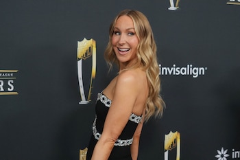 Glaser utiliza el humor y la autocrítica como estrategias para enfrentar el escrutinio público y definir su autoimagen profesional dentro del mundo del entretenimiento (Kirby Lee-Imagn Images/USA TODAY Sports via Reuters)