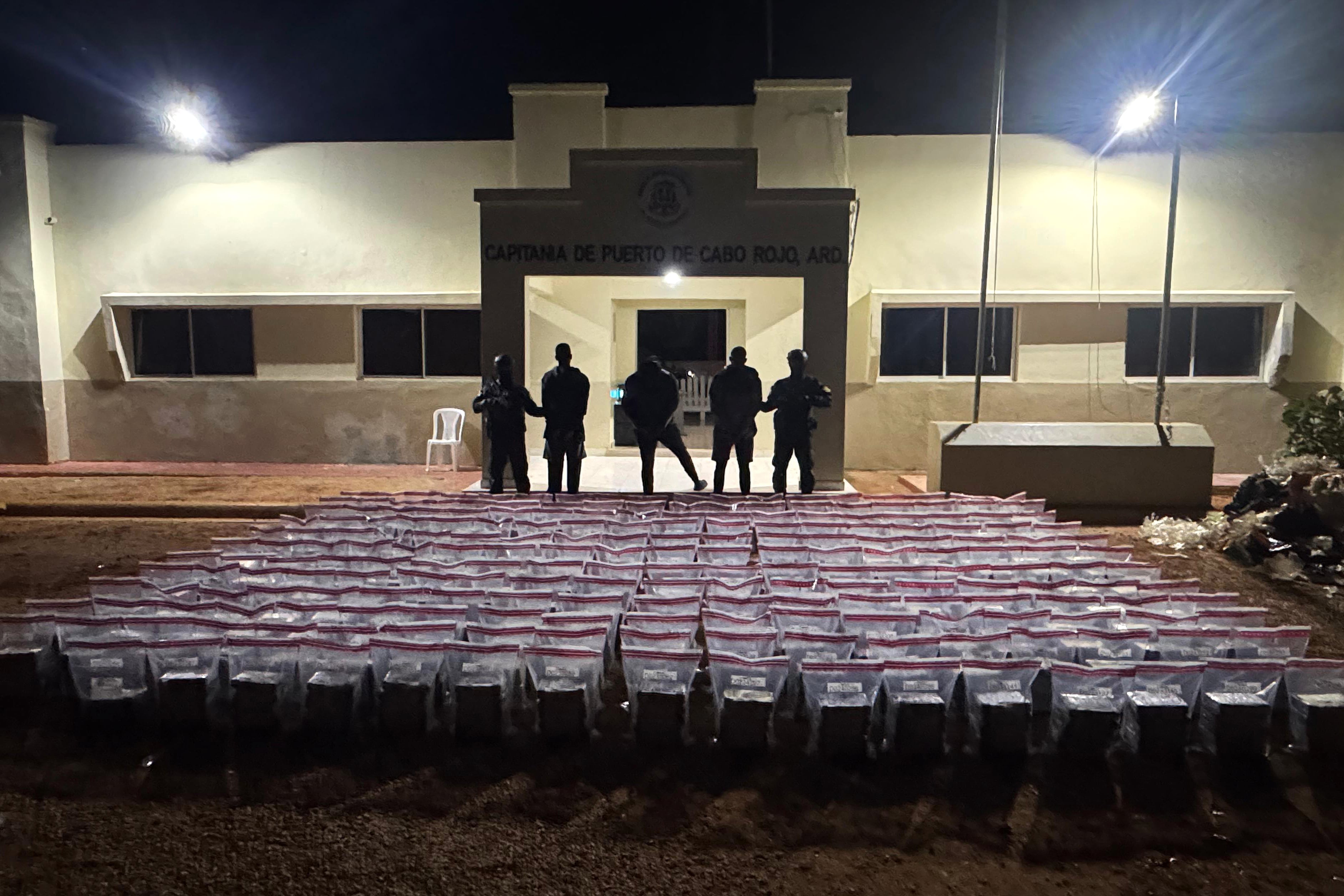 SANTO DOMINGO (REPÚBLICA DOMINICANA), 20/10/2026.- Fotografía cedida por la Dirección Nacional de Control de Drogas (DNCD) que muestra un cargamento de 1, 068 paquetes de cocaína decomisada durante un operativo apoyado por la DEA este martes, en Santo Domingo (República Dominicana). Las autoridades dominicanas decomisaron más de una tonelada de cocaína y detuvieron a tres colombianos en una operación marítima frente a las costas de la provincia de Pedernales, en el suroeste del país, informó la DNCD. EFE/ Dirección Nacional de Control de Drogas /SOLO USO EDITORIAL NO VENTAS /SOLO DISPONIBLE PARA ILUSTRAR LA NOTICIA QUE ACOMPAÑA (CRÉDITO OBLIGATORIO)