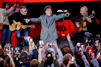 O cantor David Bisbal apresentou-se inesperadamente na estação Sol do metro, esta terça-feira, em Madrid. EFE/Daniel González