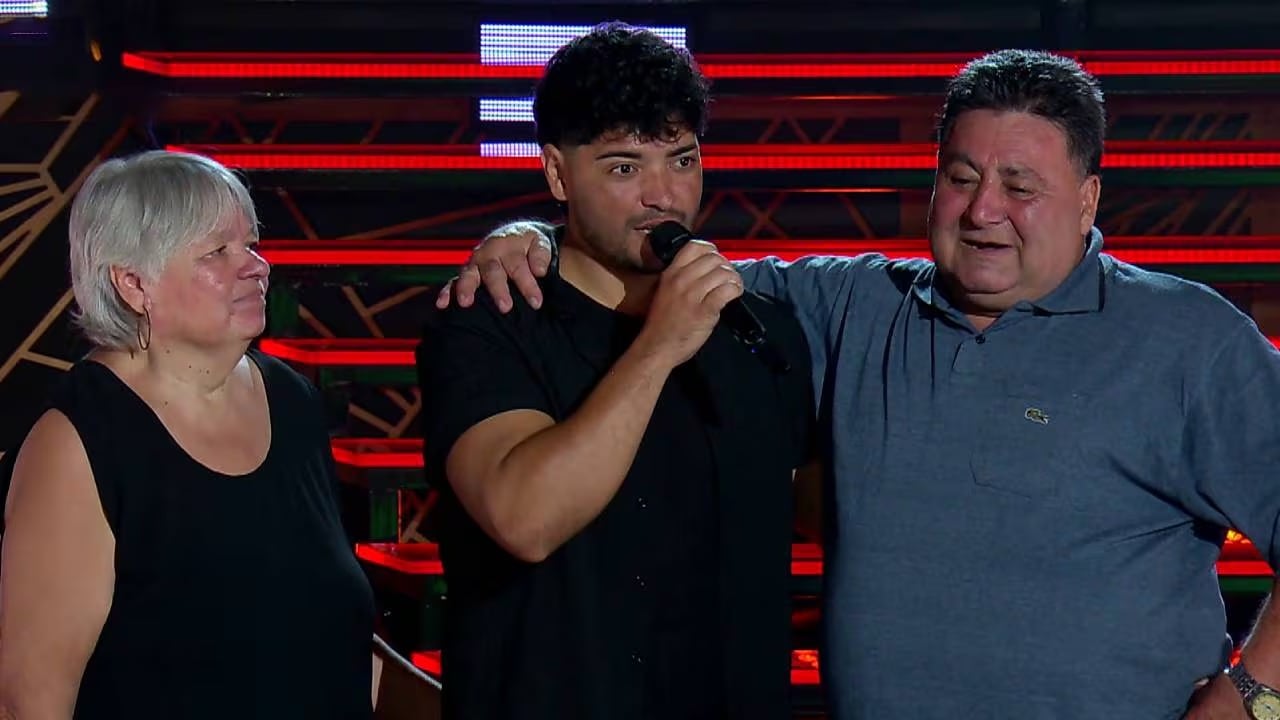 Jonathan Bertarini comparte un emotivo abrazo con sus abuelos, quienes se muestran conmovidos, tras interpretar en