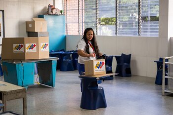 Una mujer deposita su voto