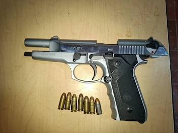 La policía puso a disposición de las autoridades al detenido y al arma decomisada, mientras la portación legal quedó en duda por tratarse de un arma presuntamente ilegal.