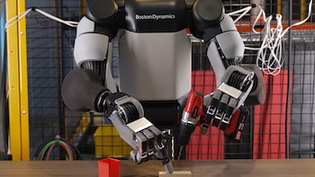 Este robot humanoide mueve las manos como un humano y es capaz de utilizar herramientas como un taladro