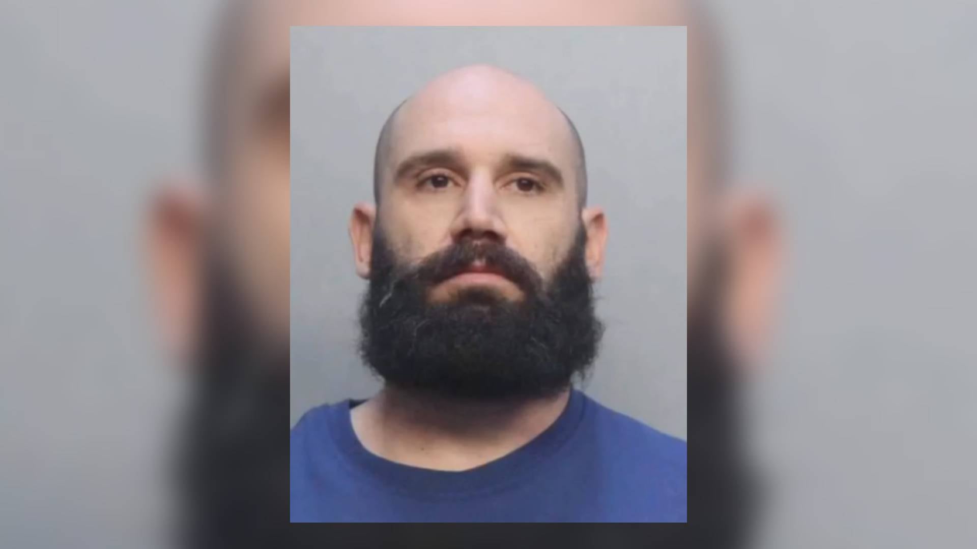 Los agentes hallaron a Corey Hutterli saliendo del apartamento con cortes visibles, sin zapatos y con parches de barba arrancados (NBC 6 South Florida )