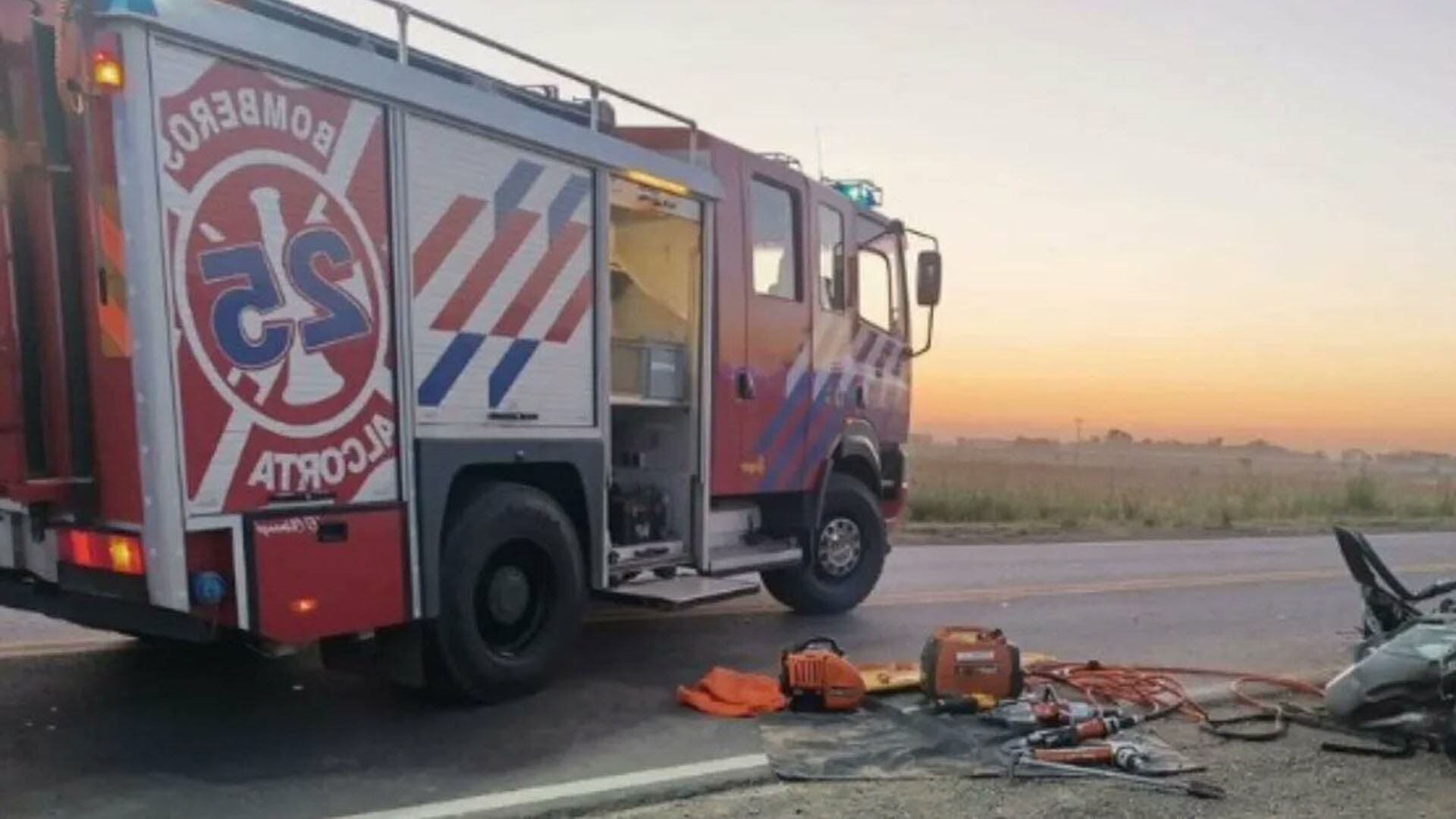 Bomberos de Alcorta estuvo al frente del operativo en conjunto con Seguridad Vial de Santa Fe (@GMALFARO)