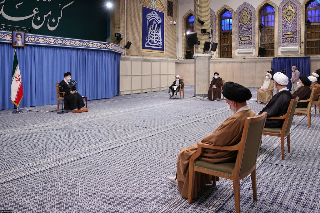 El ayatolá Alí Khamenei con miembros de la Asamblea de Expertos en Teherán, 2021. El mismo cuerpo clerical eligió este domingo a su sucesor. (archivo / Reuters)