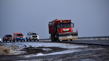 Desplegaron un amplio operativo en la Patagonia para despejar las rutas ante las alertas por fuertes nevadas