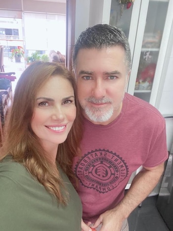 Almendra Gomelsky junto a su esposo Tito Awe. Facebook