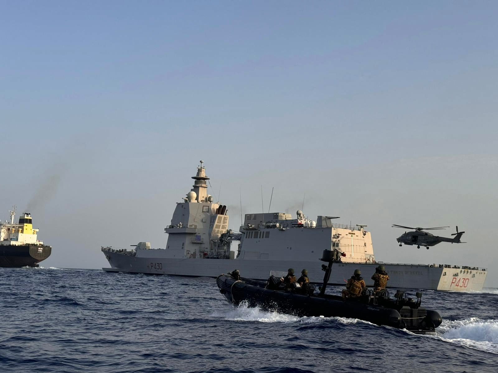 Una embarcación militar y una lancha de interdicción realizan un operativo de abordaje a un petrolero en aguas del mar Mediterráneo. (Kaja Kallas X)