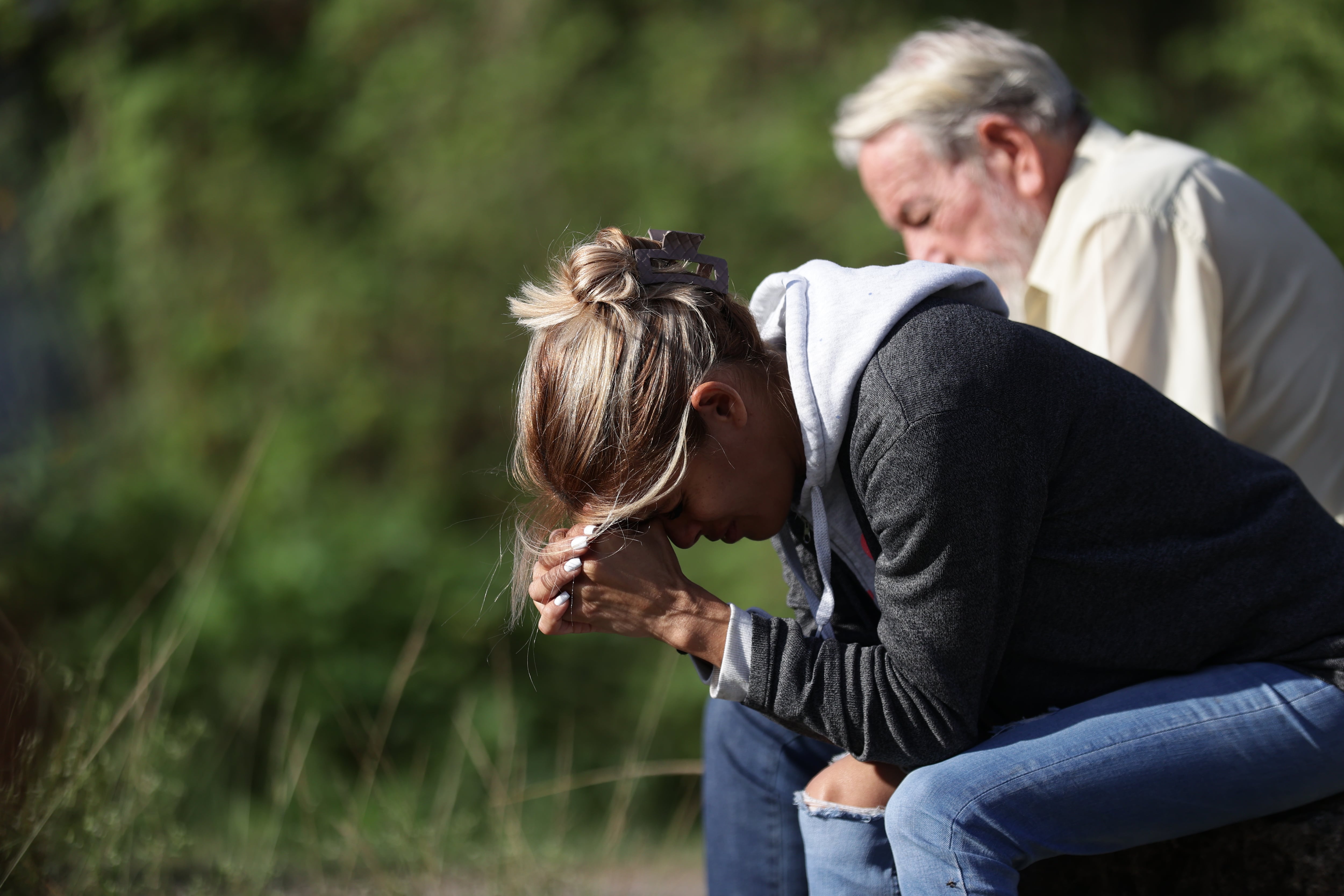 Familiares de presos políticos esperan frente al centro penitenciario Rodeo I, en Caracas (EFE/ Ronald Peña R)