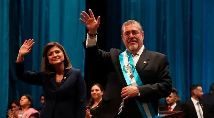 El presidente de Guatemala, Bernardo Arévalo, y la vicepresidenta Karin Herrera saludan a los asistentes durante su ceremonia de toma de posesión. (Redes Sociales)