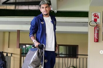 El jugador del Liverpool llegó a su llegada a la concentración de la selección Colombia - crédito @fcfseleccioncol/Instagram