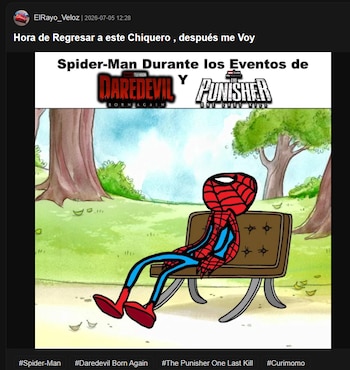 Un personaje animado con traje rojo y azul de Spider-Man está sentado en un banco de parque de madera. Hay césped verde y árboles al fondo. Texto con logos de Daredevil y The Punisher