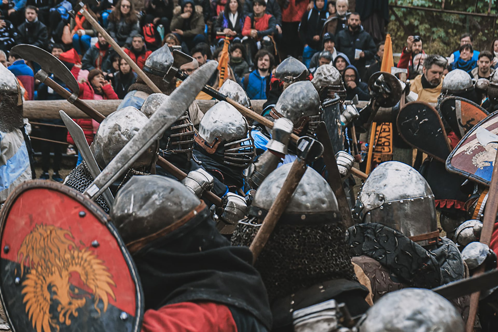 La disciplina del combate medieval es inclusiva y reúne tanto a hombres como mujeres de todas las tallas y edades (Prensa Combate Medieval Argentina)