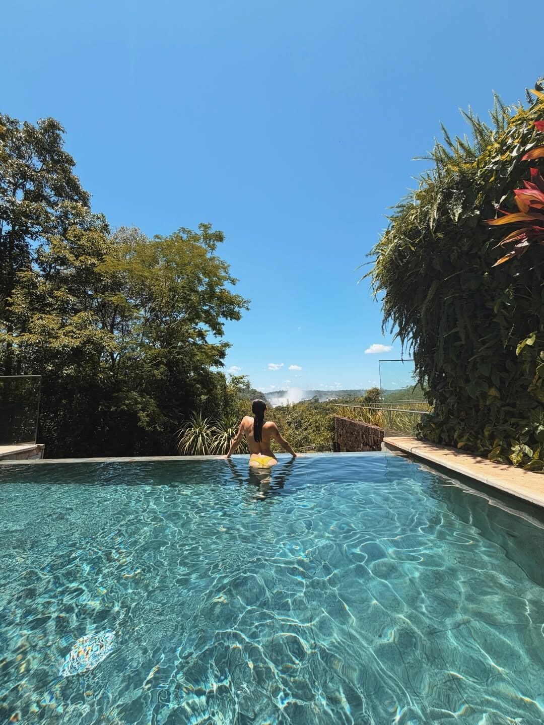 La bailarina en la lujosa pileta infinita del hotel en el que se alojó la pareja