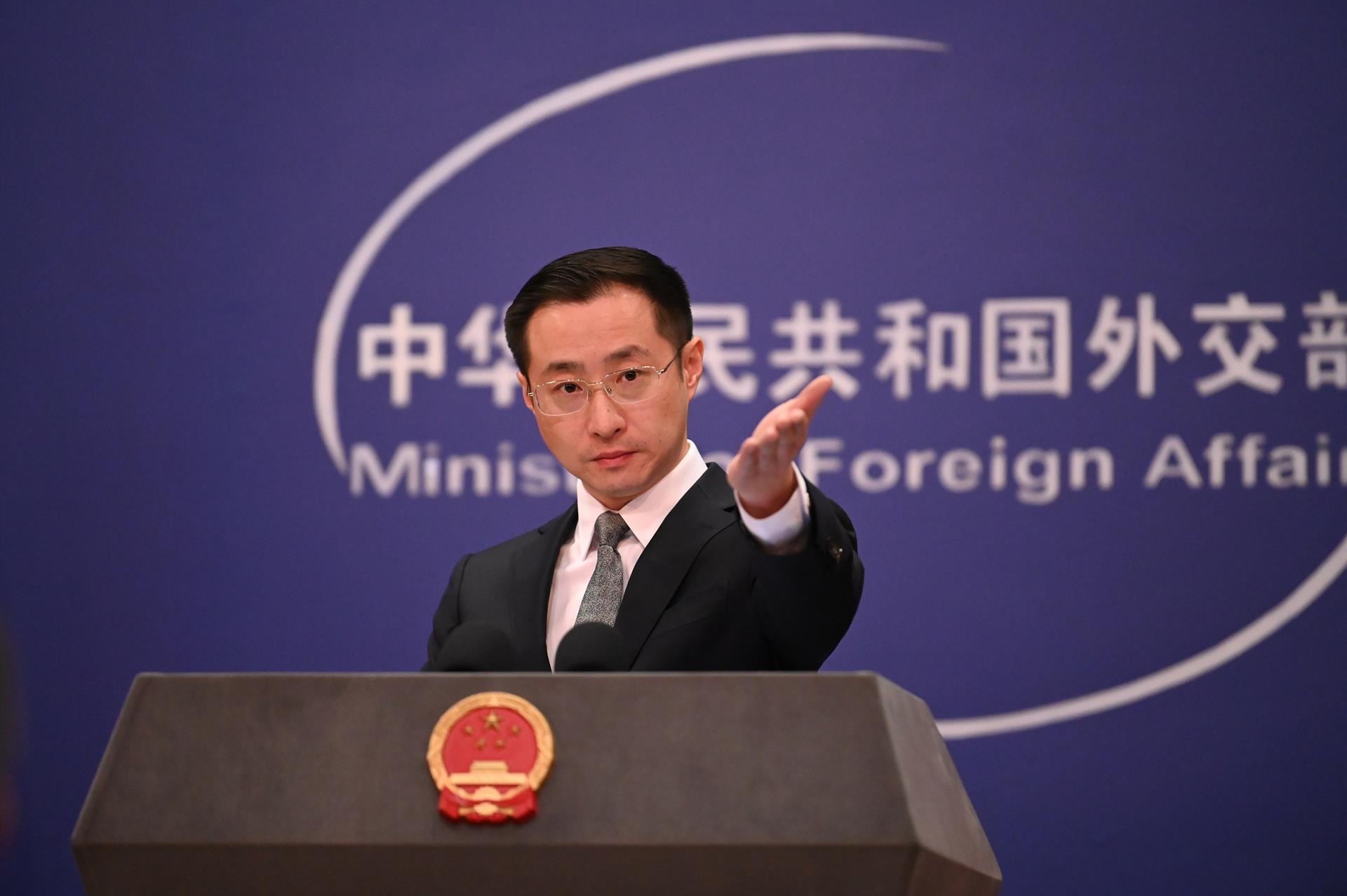 China acusa a Japón de "exagerar" amenazas externas para justificar su remilitarización
