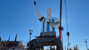 La historia detrás de la estatua de Lionel Messi más alta del mundo inaugurada en la “capital de los monumentos”