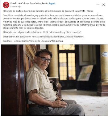 Un hombre mayor con gafas, gorra y camisa de manga corta clara está sentado, mirando a la cámara en un interior