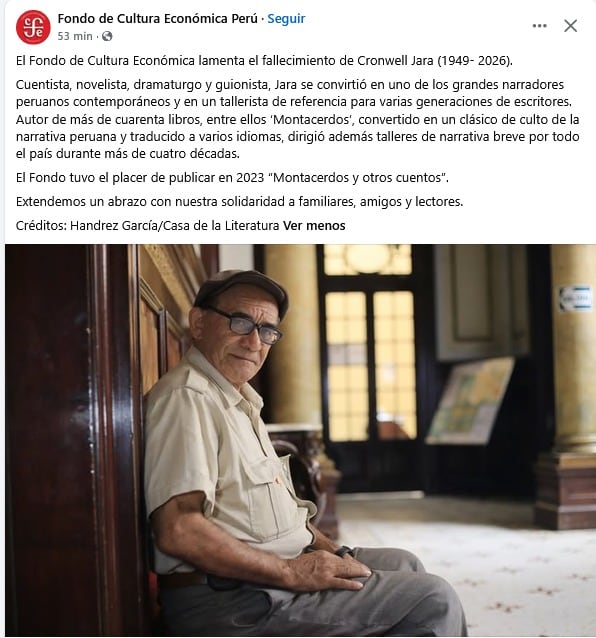 El escritor peruano Cronwell Jara Jiménez posa sentado de perfil en un espacio interior con arquitectura clásica.