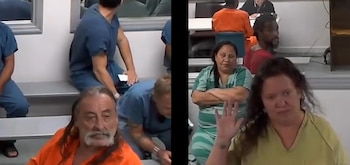 Grupo de personas en una sala; un hombre de cabello largo y barba viste camisa naranja, mujeres con camisas a rayas y amarilla. Otros llevan uniformes azules