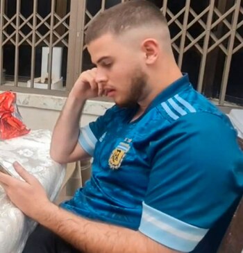 Ron Sherman con la camiseta