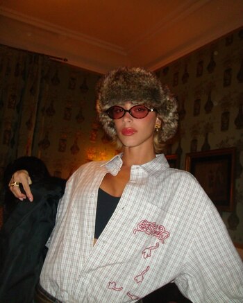 Una camisa blanca y un